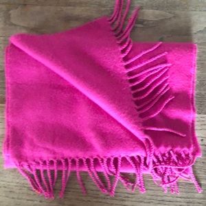 Cashmere scarf made in Scotland in hot pink 🌸